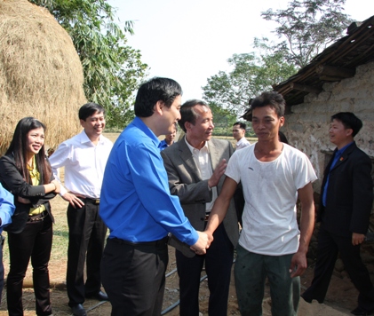 Đ/c Nguyễn Đắc Vinh vui vẻ trao đổi với Bí thư đoàn xã trong việc xây dựng nhà cho người dân